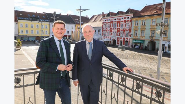 Leobens Bürgermeister Kurt Wallner und Finanzreferent Willibald Mautner posieren am Leobener Hauptplatz.