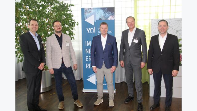Bernhard Schmaldienst (Transporeon), Georg Reisinger (LogServ), Ralf Schweighöfer (DHL Express), Andreas Breinbauer (FH des BFI Wien) und Alexander Till (Hafen Hamburg) posieren beim VNL Powerday Transportmanagement 2025 in Linz.