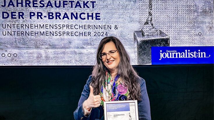 Gabriela Maria Straka, wie sie 2024 zur besten Unternehmenssprecherin Österreichs ausgezeichnet wird.