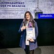 Gabriela Maria Straka, wie sie 2024 zur besten Unternehmenssprecherin Österreichs ausgezeichnet wird.