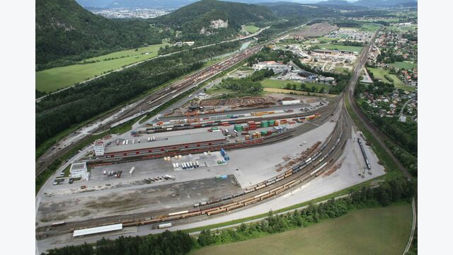 Luftaufnahme des LCA-Süd in Kärnten, eines der zentralen Güter-Umschlageknotenpunkte in Südösterreich