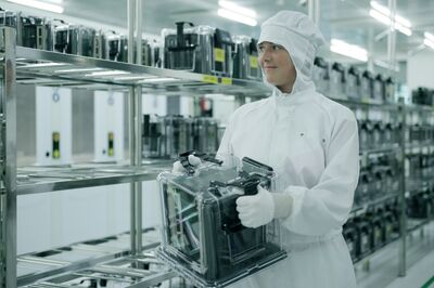 © Zukunft Industrie Mitarbeiterin im Labor bei Ams Osram