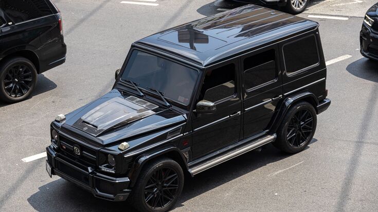 © Drago? Asaftei - stock.adobe.com Mercedes G Brabus 800: Schwarzer Luxus-SUV der Mercedes-Benz G-Klasse, geparkt in einer städtischen Straße.
