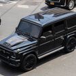 Mercedes G Brabus 800: Schwarzer Luxus-SUV der Mercedes-Benz G-Klasse, geparkt in einer städtischen Straße.