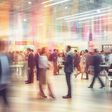 Abstrakte, unscharfe, defokussierte Messeveranstaltung, Ausstellung, Geschäftskonvention, Jobmesse, Technologie-Expo, Organisation, Unternehmensmesse, Marketing-, Werbekonzept.