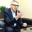 Josef Herk, Präsident der WK-Steiermark, sitzt beim Interview an einem Tisch und gestikuliert mit der Hand.
