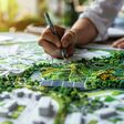 Die Hände eines Stadtplaners skizzieren umweltfreundliche Stadtlayouts, Solarpanels und begrünte Dächer, lebendige Konzepttafeln werden präsentiert.