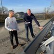 Christian Kloibhofer (r.) und Ronald Gattringer Von Gasokol vor dem Outdoor-Teststand mit einem neu gefertigten Luftkollektor.