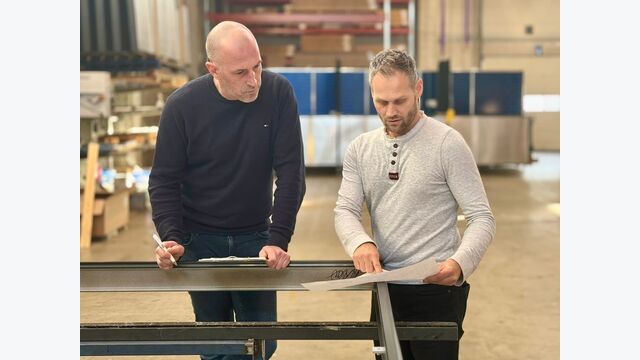 Ronald Gattringer (l.) und Christian Kloibhofer bei der Fertigung von Prototypen