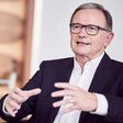 Karlheinz Kopf, der neue Präsident der Wirtschaftskammer Vorarlberg, spricht beim Interview mit den Händen gestilkulierend.