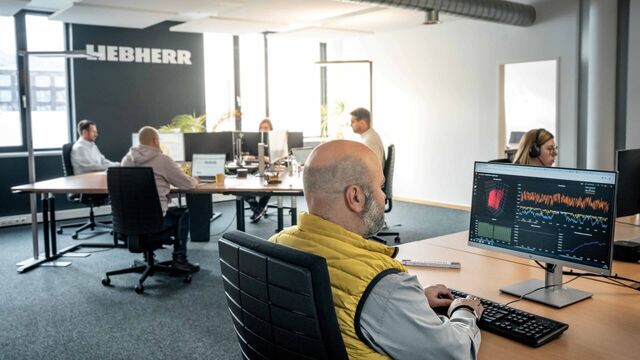 Mitarbeiter an Computern im Digital Solution House von Liebherr in Dornbirn