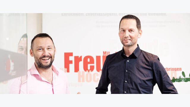 Marc Albin Alge, geschäftsführendem Gesellschafter bei Alge electronics, und Betriebsleiter Alexander Amann posieren für die Kamera.