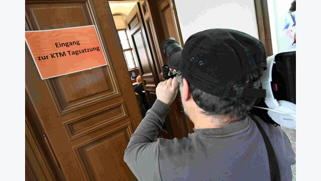 Ein Medienvertreter fotografiert in den Gerichtssaal hinein, anlässlich der Sanierungsplantagsatzung.