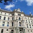 außenansicht auf das Landesgericht für Zivilrechtssachen Graz in Österreich unterm blauem Himmel