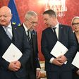 (v.l.) Beate Meinl-Reisinger (Äußeres, NEOS), Christian Stocker (Bundeskanzler, ÖVP), Bundespräsident Alexander Van der Bellen, Andreas Babler (Vizekanzler, Wohnen, Kunst, Kultur, Medien und Sport, SPÖ), Anna Sporrer (Justiz, SPÖ) und Christoph Wiederkehr (Bildung, NEOS) am Montag, 3. März 2025, im Rahmen der Angelobung der neuen Bundesregierung in der Präsidentschaftskanzlei in Wien.