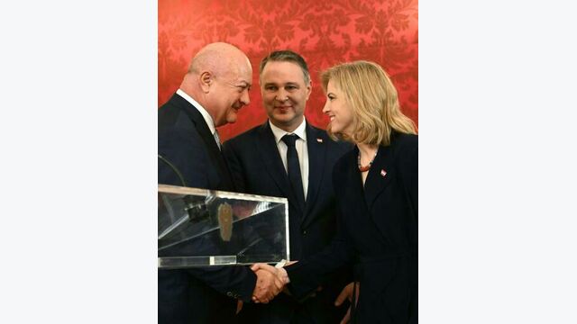 (v.l.) Christian Stocker (Bundeskanzler, ÖVP), Andreas Babler (Vizekanzler, Wohnen, Kunst, Kultur, Medien und Sport, SPÖ) und Beate Meinl-Reisinger (Äußeres, NEOS) am Montag, 3. März 2025, im Rahmen der Angelobung der neuen Bundesregierung in der Präsidentschaftskanzlei in Wien