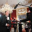 Landeshauptmann Hans Peter Doskozil (SPÖ) spricht 2025 anl. der Angelobung von Burgenlands Landeshauptmann in der Präsidentschaftskanzlei in Wien, vor Journalisten in mehrere auf ihn gerichtete Mikrofone.