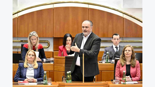 Burgenlands Landeshauptmann Hans Peter Doskozil (SPÖ) im Februar 2025, anl. der Regierungserklärung im Rahmen einer Sitzung des burgenländischen Landtags in Eisenstadt. Doskozil spricht stehend am Rednerpult, daneben und dahinter andere Abgeordnete.
