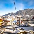 Luftansicht auf eine Skigondel im halbverschneiten Kitzbühel, Tirol.