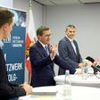 Harald Nitschinger, Gründer und Geschäftsführer Prewave GmbH, Wirtschafts-Landesrat Markus Achleitner und FH-Prof. DI Franz Staberhofer, Obmann Verein Netzwerk Logistik und ASCII-Vizepräsident bei einer Pressekonferenz an Tischen stehend.