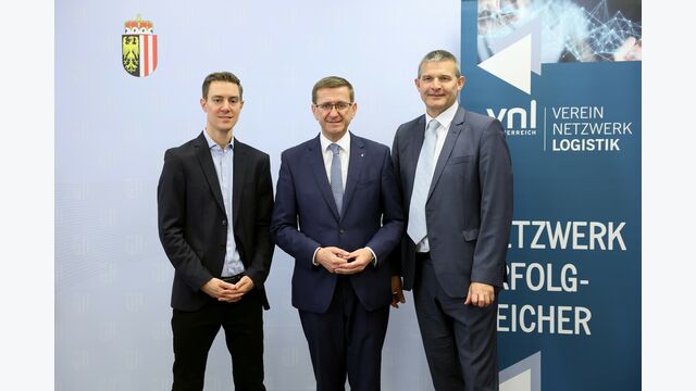 Harald Nitschinger, Gründer und Geschäftsführer Prewave GmbH, Wirtschafts-Landesrat Markus Achleitner und Franz Staberhofer, Obmann Verein Netzwerk Logistik und ASCII-Vizepräsident.