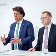 Auf der Jahrespressekonferenz der Schaeffler Gruppe 2025 stehen Klaus Rosenfeld und Claus Bauer an einem Tisch.
