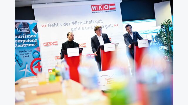 An Stehtischen bei einer Pressekonferenz der WKO: Wolfgang Kuttnig, Spartengeschäftsführer Tourismus und Freizeitwirtschaft Josef Petritsch, WK-Spartenobmann Tourismus und Freizeitwirtschaft und Stefan Sternad, WK-Fachgruppenobmann Gastronomie