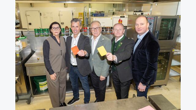 Gastronomie-Vertreter der Steiermark stehen nebeneinander und halten symbolisch eine rote und eine gelbe Karte in die Kamera: Cornelia Izzo, Alfred Grabner, Johann Spreitzhofer, Klaus Friedl und Johann Wratschko