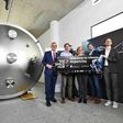 Flughafen Wien AG- Vorstand Günther Ofner, CEO Carsten Scharlemann (R-Space), LH Johanna Mikl-Leitner (ÖVP), CEO Alexander Reissner (Enpulsion) und CEO Moritz Novak (GATE-Space) posieren beim Weltraumcluster am Flughafen Wien in Schwechat mit Schild in Hand.