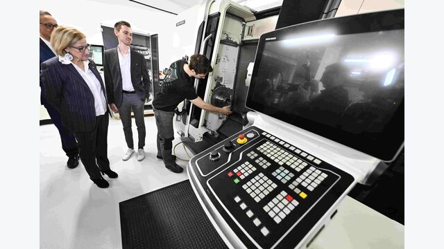 Flughafen Wien AG-Vorstand Günther Ofner, LH Johanna Mikl-Leitner (ÖVP) und CEO Moritz Novak (GATE-Space) bei der GATE-Space-Betriebsführung am Flughafen Wien.