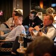 Eine Gesprächsrunde mit zwei sitzenden Personen (Stefan Müllner (links, Geschäftsentwicklung Data Analytics DREI) und Bernd Koegler, Technischer Ausbildungsleiter Pankl Racing Systems), davon ein Mann mit Mikrofon, beim 2025 ILS Alpine Leadership Retreat.