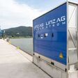 Blauer Landstrom-Terminal direkt an der Donau im Hafen Linz, menschenleer.