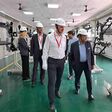 Eine österreichische Automotive-Wirtschaftsdelegation aus mehreren Leuten mit Schutzhelmen bei JMB in Neu-Delhi.