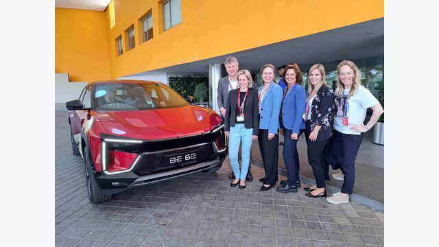Eine österreichische Automotive-Wirtschaftsdelegation beim Mahindra Research Center in Chennaihat 2025: (v.l.) Karl Hartleb (GF ICS), Kerstin Draxler (ACstyria), Maria Kollmann (AVL), Christa Zengerer (GF ACstyria), Julia Buchta (Dewetron) und Christina Ulrich (ICS) neben einem roten Auto.