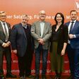 Im Rahmen der Wirtschaftskammerwahl Salzburg 2025 posieren gemeinsam Peter Unterkofler, Präsident der Industriellenvereinigung (IV) Salzburg,  Peter Buchmüller, WKS-Präsident und Landesobmann des Wirtschaftsbunds Salzburg (WB),  Josef Fritzenwallner, Landesobmann Wirtschaftsliste Salzburg – parteifrei und unabhängig (FGWÖ),  Josef Scheinast, Landessprecher Grüne Wirtschaft (GW),  Olivia Ulbing-Sommeregger, UNOS – Team Unternehmerfreude (NEOS),  Norbert Ranftler, Landesobmann Freiheitliche Wirtschaft Salzburg (FW) und Unabhängige,  Peter Mörwald, Präsident des Salzburger Wirtschaftsverbandes (SWV)