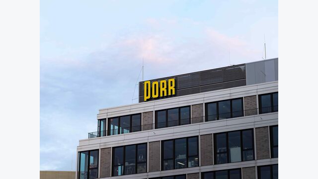 Schriftzug des österreichischen Bauunternehmens Porr hoch oben am Firmengebäude in Berlin, Deutschland.