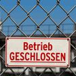 Schild: Betrieb geschlossen, vor Werksgelände