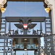 Nahaufnahme des Eingangs des Obersten Gerichtshofes am Schmerlingplatz in Wien.