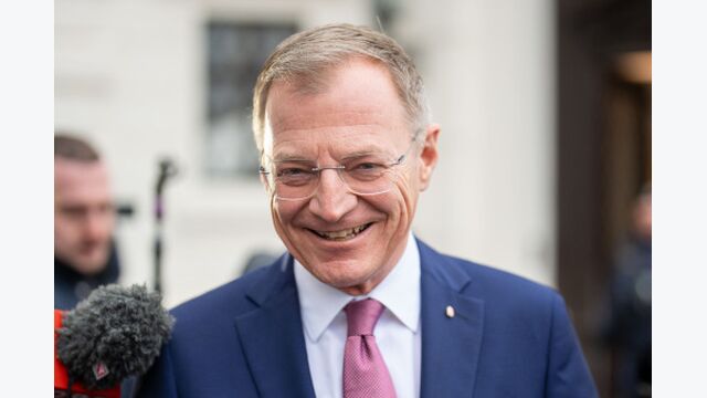 Oberösterreichs Landeshauptmann Thomas Stelzer von der ÖVP 2025 in Anzug, lächelnd.