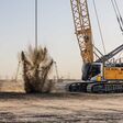 Beim dynamischen Bodenverdichten lassen Liebherr-Seilbagger schwere Fallgewichte auf den Boden krachen.