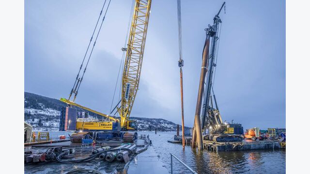 Zwei Liebherr-Geräte beim Bau der längsten Eisenbahnbrücke Norwegens.