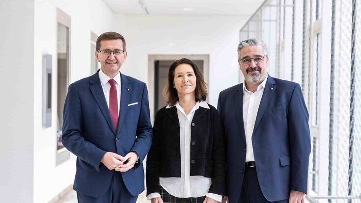 © Land OÖ/Tina Gerstmair Portraitbild von Wirtschafts-Landesrat Markus Achleitner, Prok.in Birgit Starmayr, Institutsleitung MARKET Marktforschung, und Präsident Andreas Stangl, Arbeiterkammer OÖ