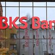 nahe Außenansicht auf verglasten Teil der BKS Bank mit rotem Schriftzug