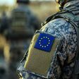 Nahansicht von hinten auf einen Soldaten in Militärmontur mit dem EU-Wappen auf der Schulter