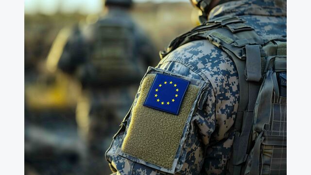 Nahansicht von hinten auf einen Soldaten in Militärmontur mit dem EU-Wappen auf der Schulter