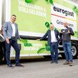 Peter Krug (Geschäftsführer Eurogast Österreich), Thomas Walser (Geschäftsführer Eurogast Grissemann/Zams) und Harald Huber (Fuhrparkleiter Eurogast Grissemann) vor einem grünen E-LKW von Eurogast.