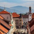 luftansicht auf das zentrum von leoben in der steiermark bei schönem wetter