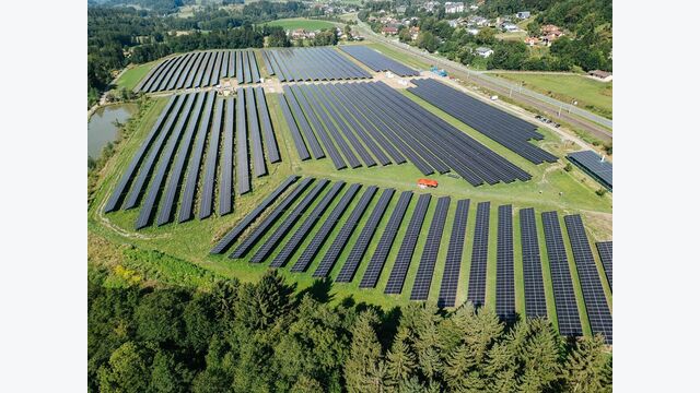 Luftansicht auf 6 Hektar große Agri-PV-Anlage in Thalsdorf im grünen.