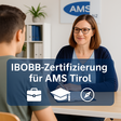 Zwei Menschen sitzen an einem Schreibtisch einander gegenüber, im Hintergrund das AMS-Logo.