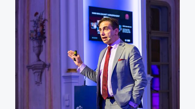 Sven Gábor Jánszky, deutscher Zukunftsforscher und Chairman der „2B AHEAD Gruppe“, beim Neujahrsauftakt der DHK in Graz